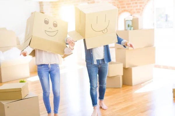 Casal Divertindo Novo Apartamento Vestindo Caixas Com Rostos Engraçados Sobre — Fotografia de Stock