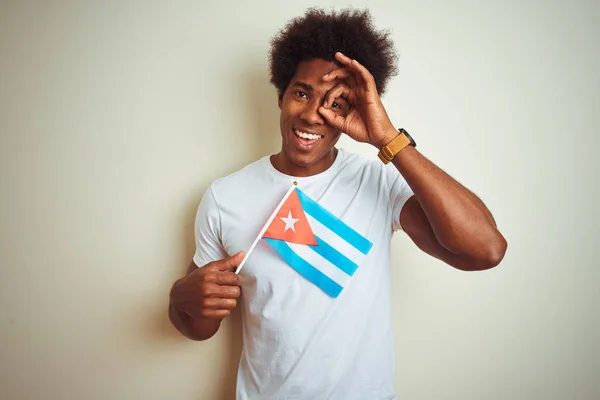 Jovem Afro Americano Segurando Cuba Bandeira Cubana Sobre Fundo Branco — Fotografia de Stock