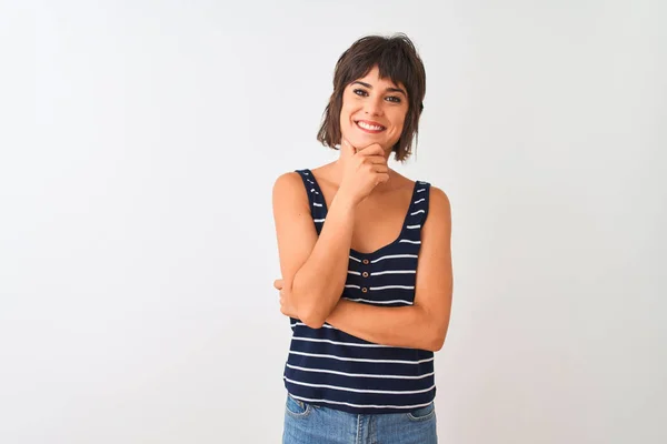 Joven Hermosa Mujer Con Camiseta Rayas Pie Sobre Fondo Blanco — Foto de Stock