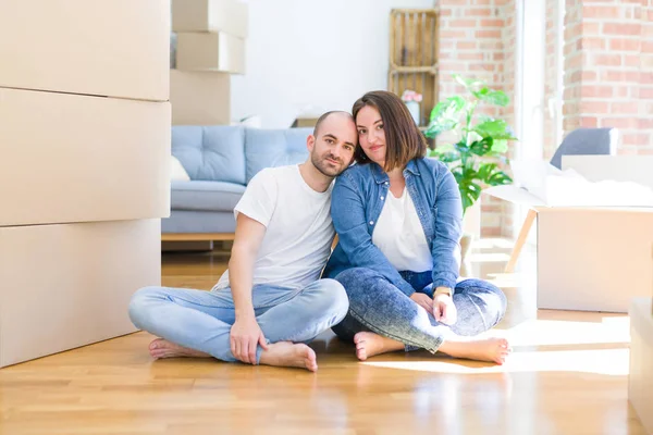 Pareja Joven Sentada Suelo Arround Cajas Cartón Que Trasladan Una — Foto de Stock