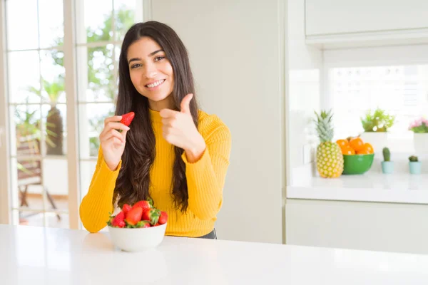 Jovem Mulher Comendo Morango Vermelho Fresco Como Lanche Saudável Feliz — Fotografia de Stock