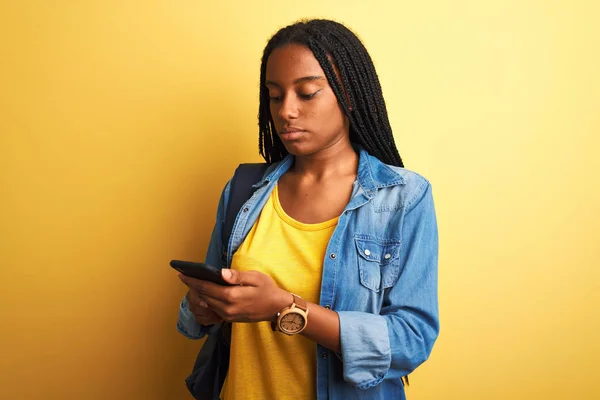 Africano Americano Estudante Mulher Usando Smartphone Sobre Fundo Amarelo Isolado — Fotografia de Stock