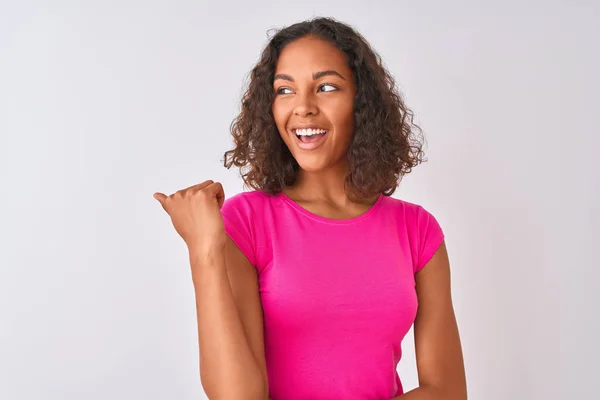 Mujer Brasileña Joven Con Camiseta Rosa Pie Sobre Fondo Blanco — Foto de Stock