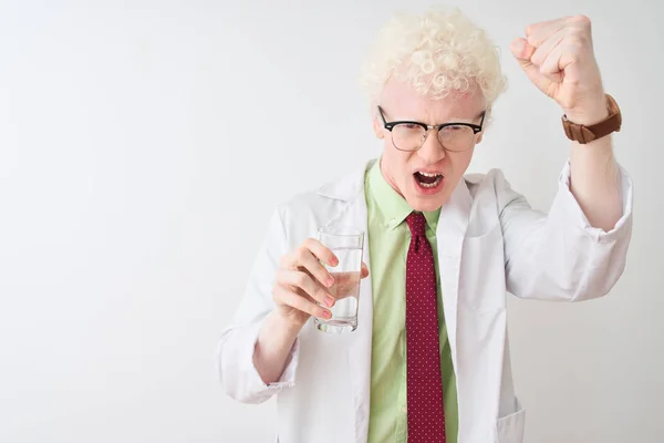 Albino Wissenschaftler Mann Mit Brille Hält Glas Wasser Über Isolierten — Stockfoto