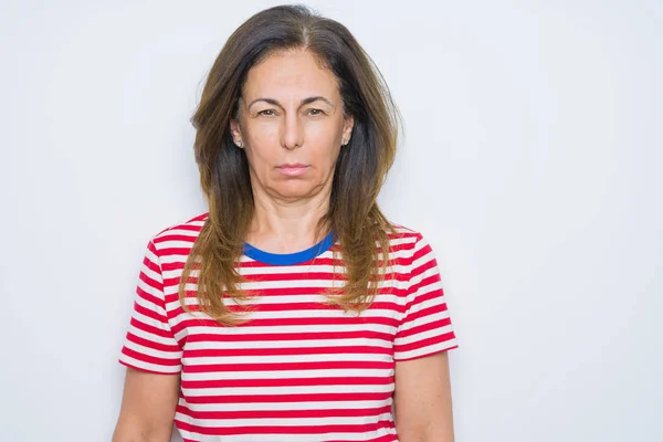 白い孤立した背景の上に立っている中年のシニア女性は懐疑的で神経質で 問題のために動揺して顔をしかめる 否定的な人 — ストック写真