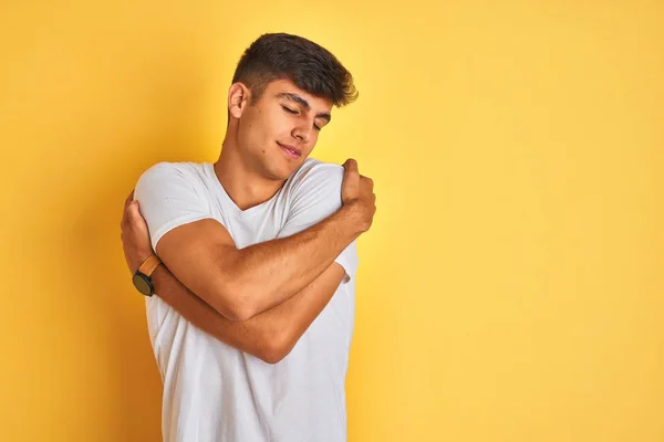 Jovem Índio Vestindo Camiseta Branca Sobre Fundo Amarelo Isolado Abraçando — Fotografia de Stock