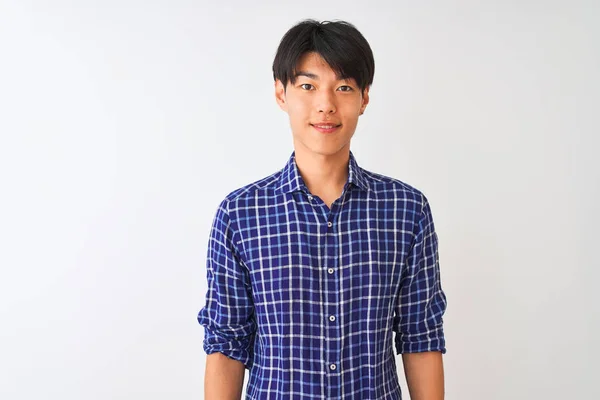 Jeune Homme Chinois Portant Une Chemise Bleue Décontractée Debout Sur — Photo