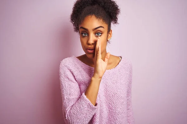 Mujer Afroamericana Joven Vistiendo Suéter Invierno Pie Sobre Fondo Rosa —  Fotos de Stock