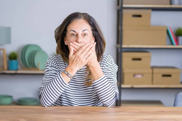 Mulher Idosa Meia Idade Sentada Mesa Casa Chocada Cobrindo Boca — Fotografia de Stock