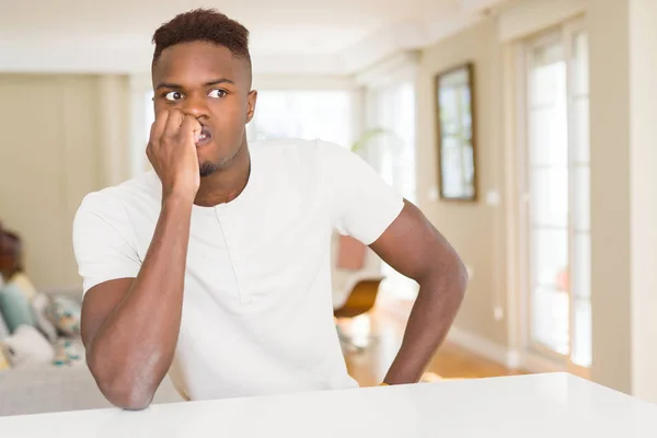 Knappe Afro Amerikaanse Man Witte Tafel Thuis Zoek Gestrest Nerveus — Stockfoto