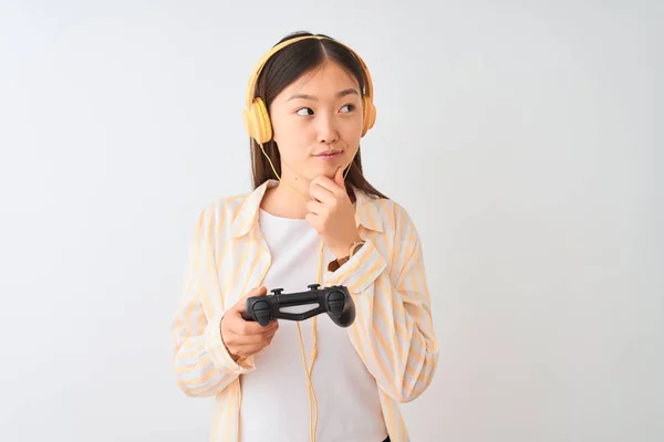 Chinesische Gamer Frau Spielt Videospiel Mit Kopfhörern Über Isolierten Weißen — Stockfoto