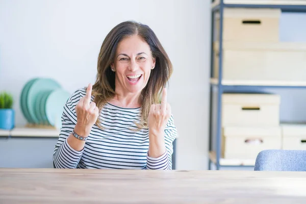 Femme Âgée Âge Moyen Assis Table Maison Montrant Majeur Faire — Photo