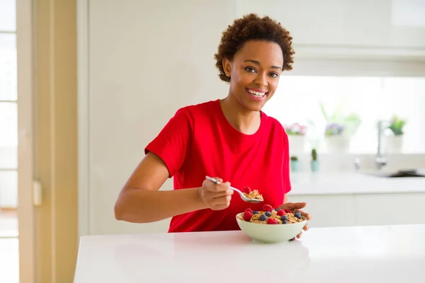 아프로 헤어로 곡물과 열매를 먹는과 아프리카계 미국인 — 스톡 사진