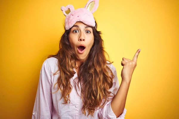 Jeune Femme Pyjama Masque Sommeil Debout Sur Fond Jaune Isolé — Photo