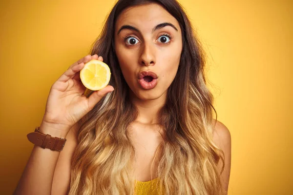 Jovem Bela Mulher Segurando Meio Limão Sobre Amarelo Isolado Fundo — Fotografia de Stock