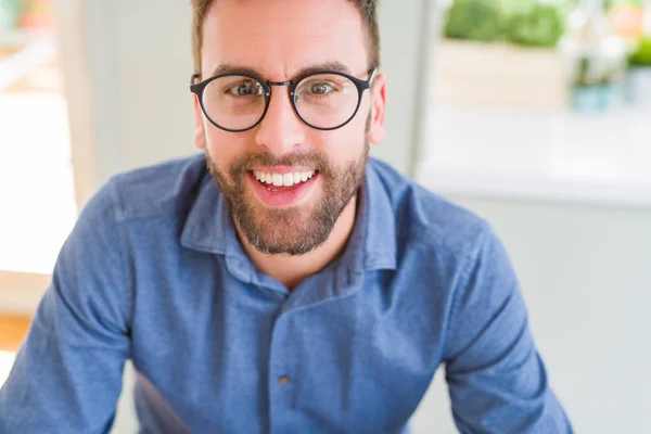 Schöner Mann mit Brille und entspanntem Lächeln in die Kamera — Stockfoto