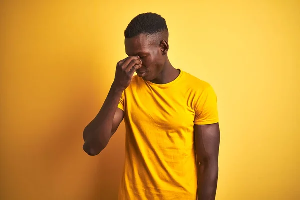 Jovem Afro Americano Vestindo Camiseta Casual Sobre Fundo Amarelo Isolado — Fotografia de Stock