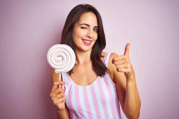 Giovane Bella Donna Mangiare Caramelle Dolci Sfondo Rosa Isolato Felice — Foto Stock