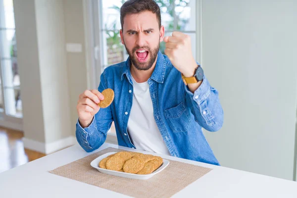 Beau Homme Mangeant Des Biscuits Sains Grains Entiers Ennuyé Frustré — Photo