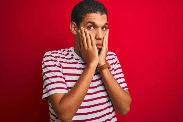 Jonge Knappe Arabische Man Draagt Gestreept Shirt Geïsoleerde Rode Achtergrond — Stockfoto