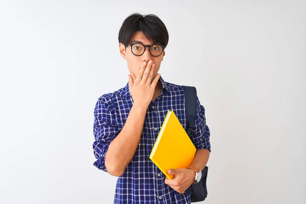 Estudante Chinês Homem Usando Mochila Segurando Notebook Sobre Isolado Branco — Fotografia de Stock