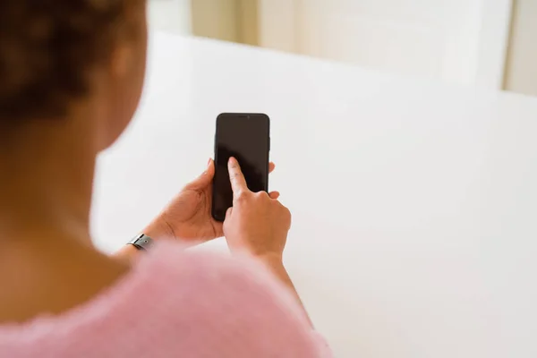 Närbild av kvinna som använder blank skärm av smartphone — Stockfoto