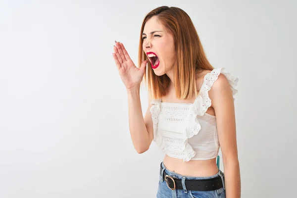 Mooie Redhead Vrouw Het Dragen Van Casual Shirt Staande Geïsoleerde — Stockfoto