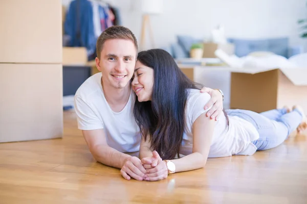 Jong Mooi Paar Liggend Nieuw Huis Rond Kartonnen Dozen — Stockfoto