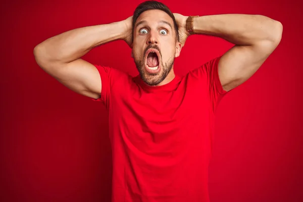 Joven Hombre Guapo Con Camiseta Casual Sobre Fondo Rojo Aislado —  Fotos de Stock