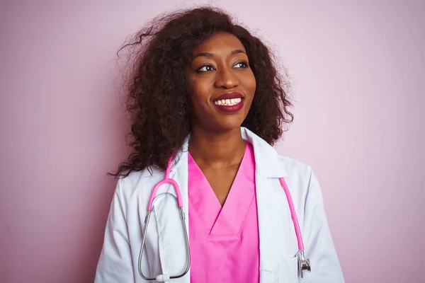 아프리카 미국인 의사는 분홍색 청진기를 착용하고 얼굴에 미소를 머금고 스러운 — 스톡 사진