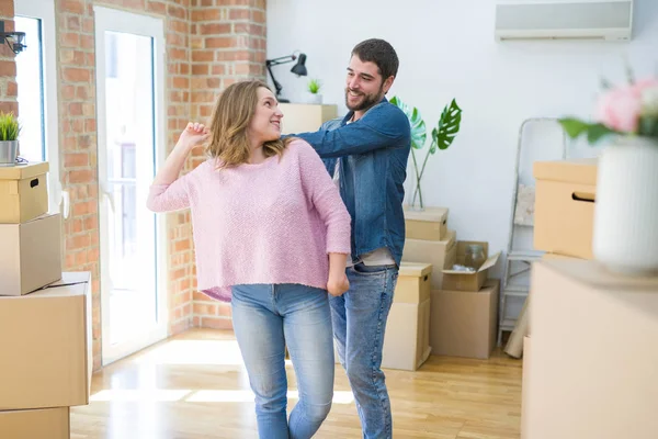 Casal Jovem Dançando Comemorando Mudança Para Novo Apartamento Torno Caixas — Fotografia de Stock