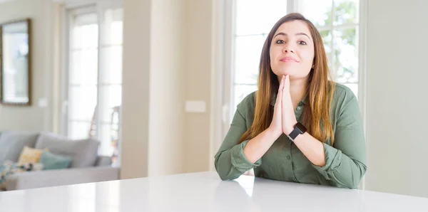 Schöne Junge Frau Hause Betet Mit Den Händen Zusammen Und — Stockfoto