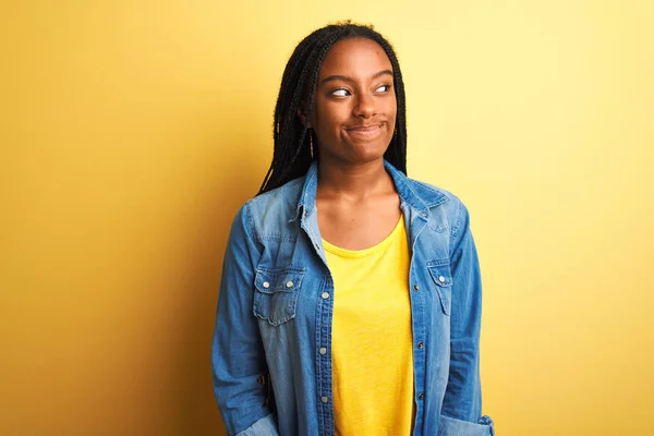 Joven Mujer Afroamericana Vistiendo Camisa Mezclilla Pie Sobre Fondo Amarillo — Foto de Stock