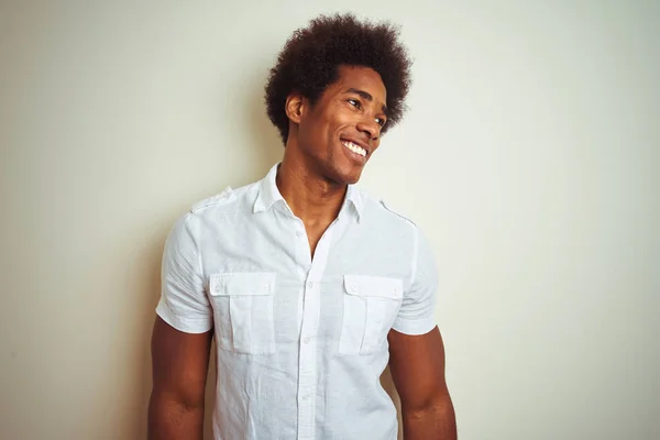 非洲裔美国男子穿着非洲头发 穿着衬衫站在孤立的白色背景上 面带微笑 脸上挂着微笑 表情自然 笑自信 — 图库照片