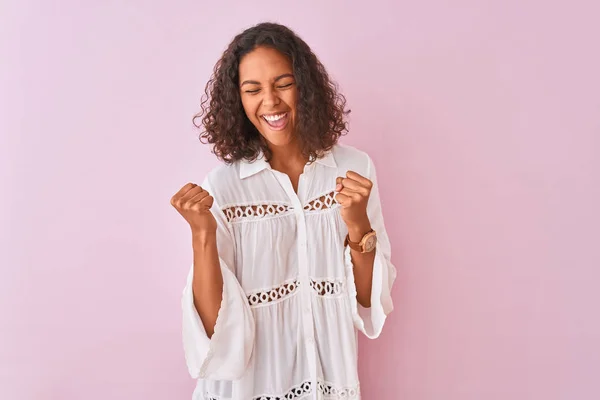 Mujer Brasileña Joven Con Camisa Pie Sobre Fondo Rosa Aislado —  Fotos de Stock