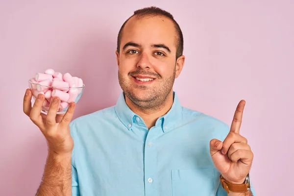 Jongeman Die Een Kom Vasthoudt Met Marshmallows Die Een Geïsoleerde — Stockfoto