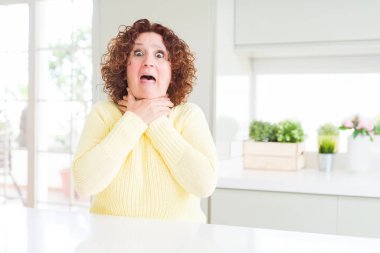 Sarı kazak giyen güzel bir kadın boğularak can çekiştiği için bağırıyor ve boğuluyor. Sağlık problemi. Boğulma ve intihar konsepti.