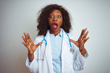 Steteskop takmış genç Afrikalı Amerikalı doktor kadın çılgın ve hayret verici başarısını kutluyor kollarını kaldırmış ve gözleri açık bir şekilde heyecanla haykırıyor. Kazanan konsept