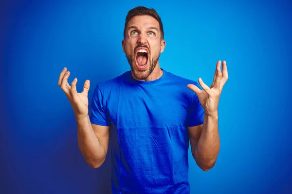 Junger Gutaussehender Mann Lässigem Shirt Über Blauem Isoliertem Hintergrund Verrückt — Stockfoto