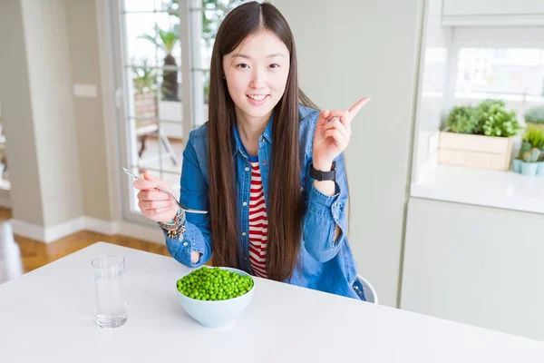 Beautiful Asian Woman Eating Fresh Green Peas Very Happy Pointing — Stock Photo, Image