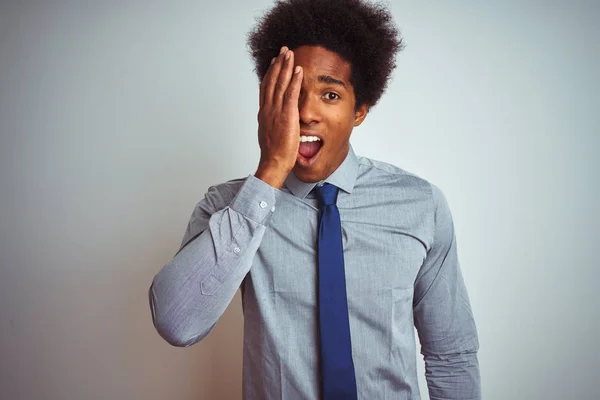 Hombre Negocios Americano Con Pelo Afro Vistiendo Camisa Corbata Sobre —  Fotos de Stock