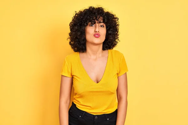 Ung Arabisk Kvinna Med Lockigt Hår Bär Shirt Stående Över — Stockfoto