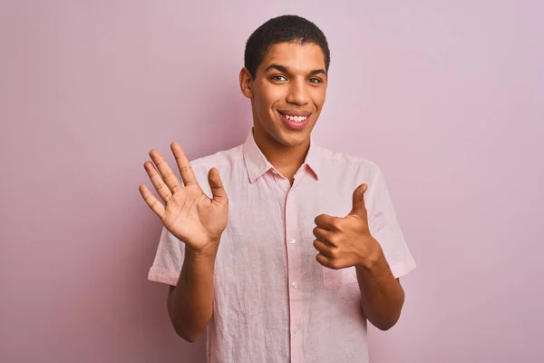 Jonge Knappe Arabische Man Draagt Casual Shirt Staan Geïsoleerde Roze — Stockfoto