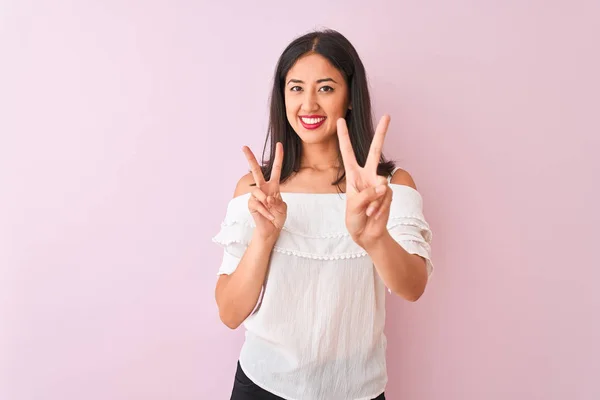 Hermosa Mujer China Con Camiseta Blanca Pie Sobre Fondo Rosa —  Fotos de Stock