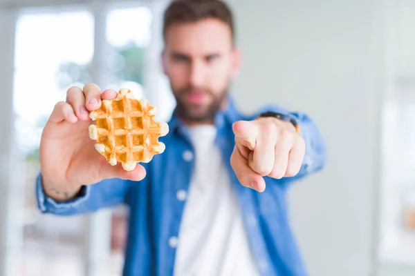 Beau Homme Mangeant Des Crêpes Belges Sucrées Pointant Doigt Caméra — Photo