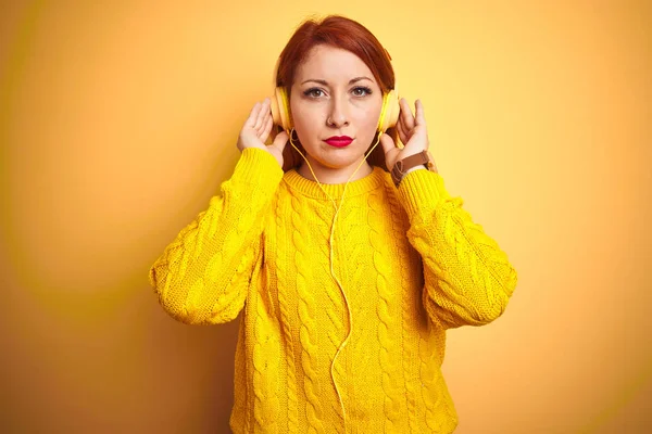 Fiatal Vörös Hajú Zenét Hallgat Fülhallgatóval Sárga Elszigetelt Háttérrel Komoly — Stock Fotó