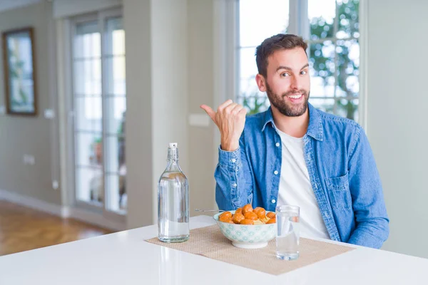 Hombre Guapo Comiendo Pasta Con Albóndigas Salsa Tomate Casa Sonriendo — Foto de Stock