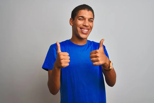 Homem Árabe Bonito Jovem Vestindo Camiseta Azul Sobre Isolado Sinal — Fotografia de Stock