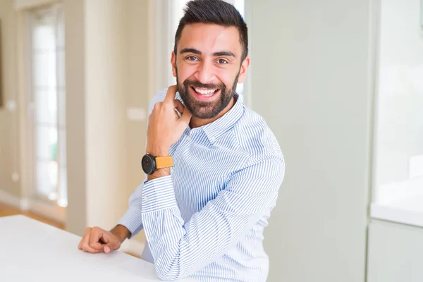 Hombre Guapo Sonriendo Alegre Con Una Gran Sonrisa Cara Mostrando —  Fotos de Stock