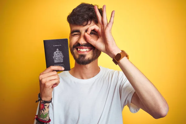 Mladý Muž Tetováním Kanadském Pasu Kanady Izolovaném Žlutém Pozadí Spokojeným — Stock fotografie